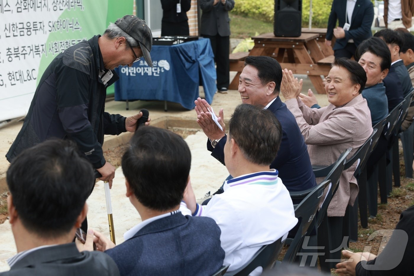 19일 김영환 충북지사와 정영철 영동군수 등이 영동군 심천면 다둥이 가정을 찾아 새집 입주를 축하하고 있다. &#40;충북도 제공&#41; /뉴스1 