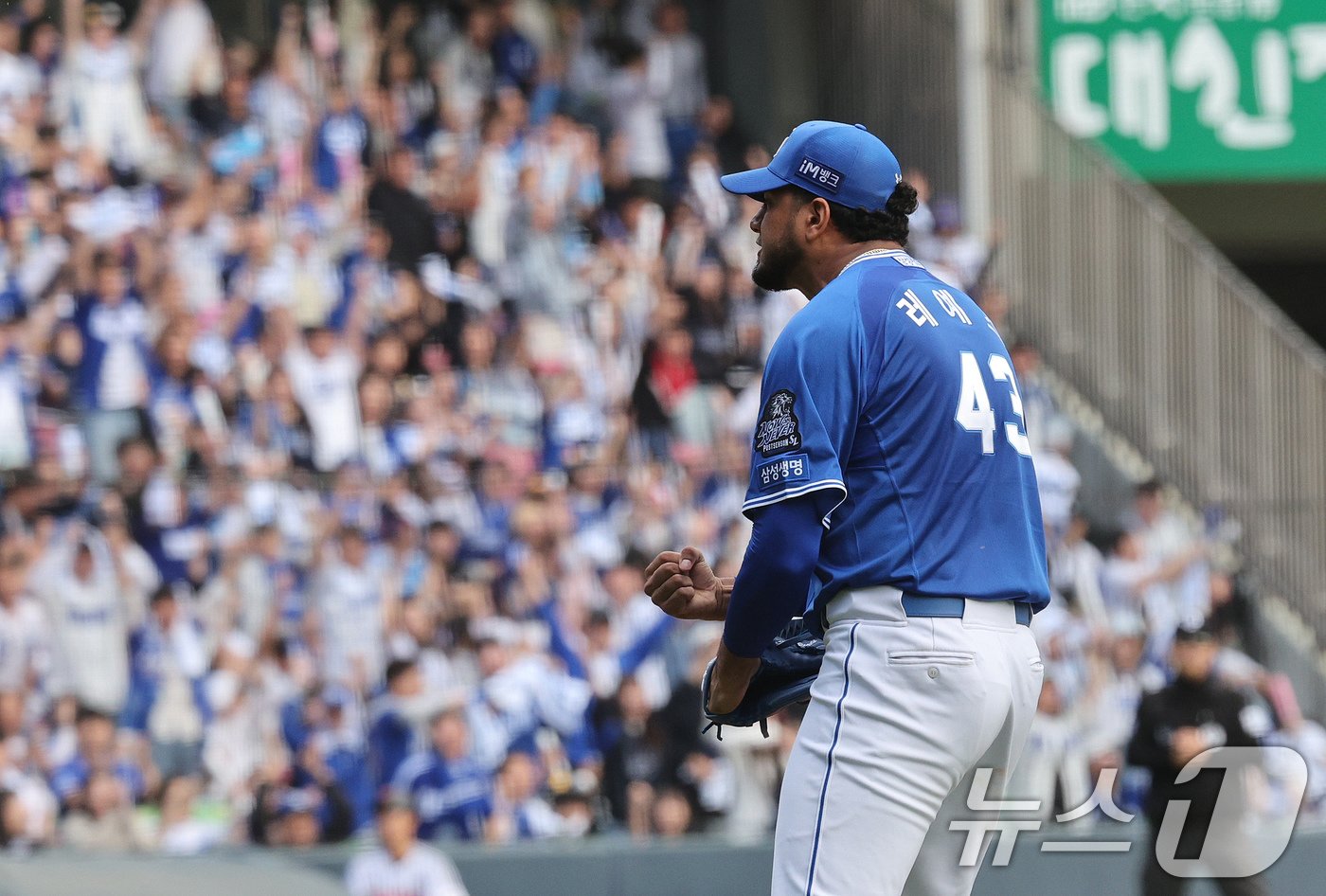 19일 오후 서울 송파구 잠실야구장에서 열린 프로야구 &#39;2024 신한 SOL 뱅크 KBO 포스트시즌&#39; 플레이오프 4차전 삼성 라이온즈와 LG 트윈스의 경기, 6회말 LG 공격 1사 1,2루 상황에서 삼성 선발 레예스가 신민재를 병살 처리한 뒤 환호하고 있다. 2024.10.19/뉴스1 ⓒ News1 장수영 기자