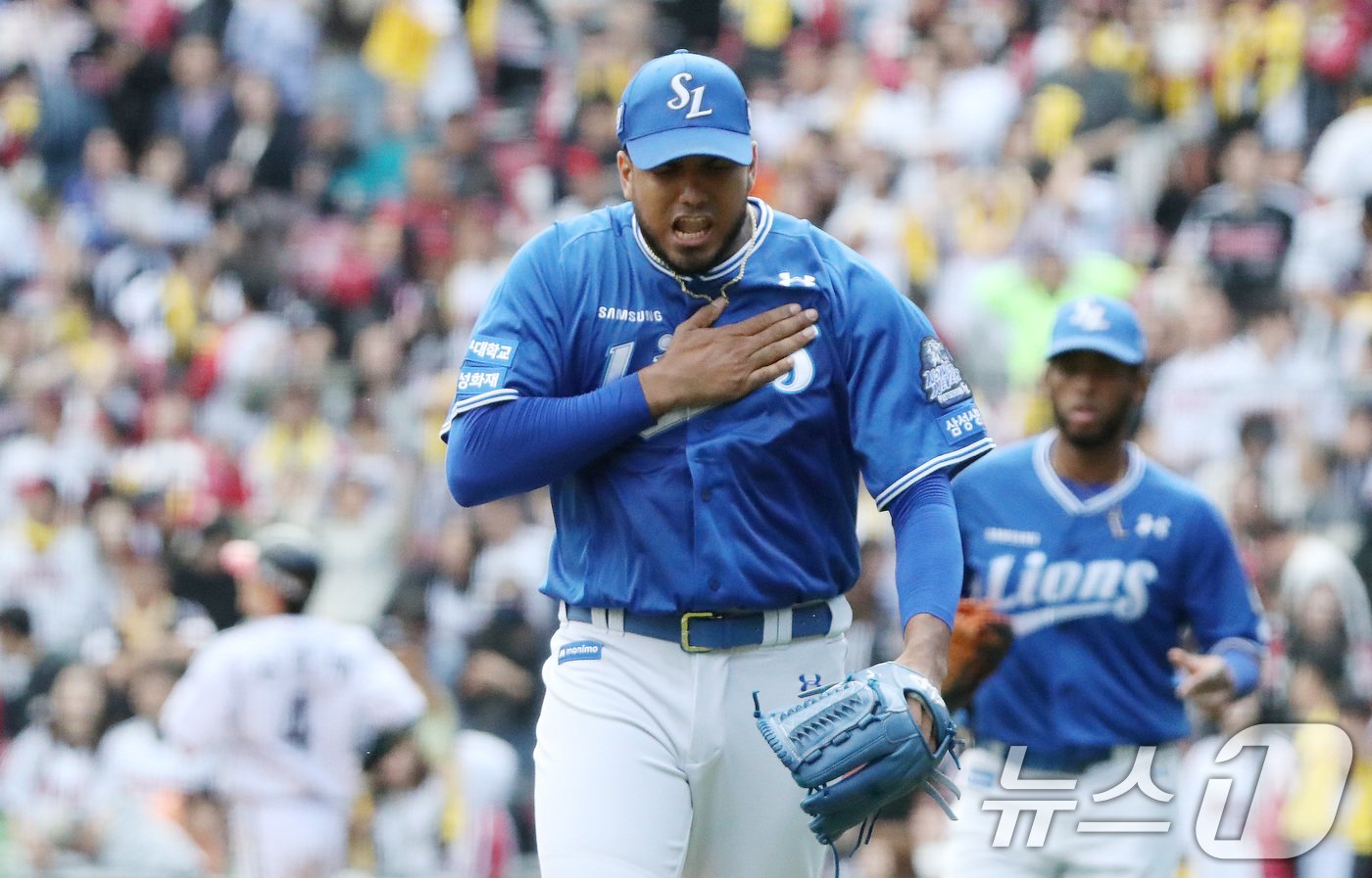 19일 오후 서울 송파구 잠실야구장에서 열린 프로야구 &#39;2024 신한 SOL 뱅크 KBO 포스트시즌&#39; 플레이오프 4차전 삼성 라이온즈와 LG 트윈스의 경기, 6회말 1사 1,2루 상황 삼성 레예스가 LG 신민재를 병살타로 처리한 뒤 환호하고 있다. 2024.10.19/뉴스1 ⓒ News1 임세영 기자