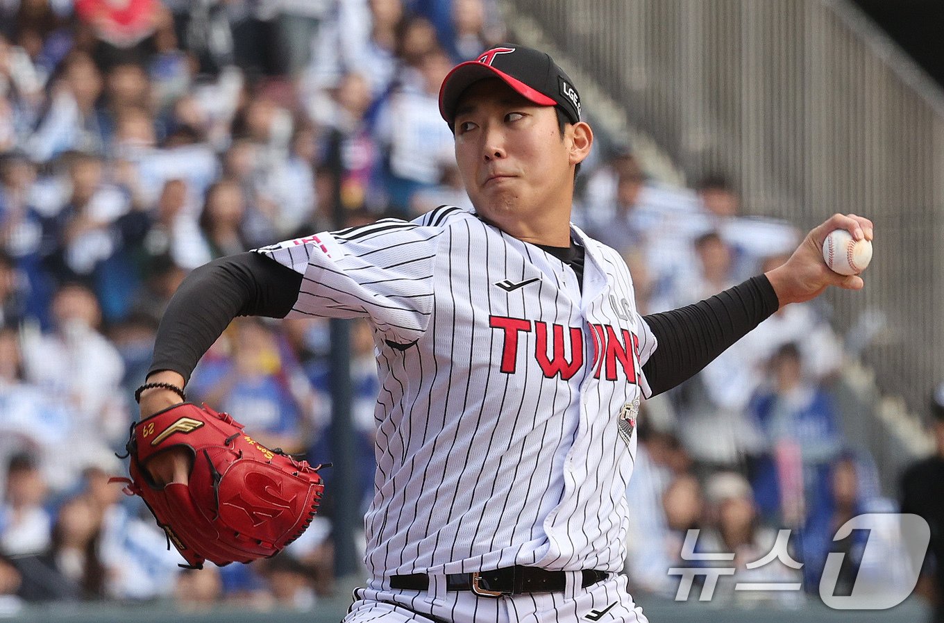 본문 이미지 - 19일 오후 서울 송파구 잠실야구장에서 열린 프로야구 '2024 신한 SOL 뱅크 KBO 포스트시즌' 플레이오프 4차전 삼성 라이온즈와 LG 트윈스의 경기, 7회초 LG 중간계투로 나선 손주영이 역투하고 있다. 2024.10.19/뉴스1 ⓒ News1 장수영 기자