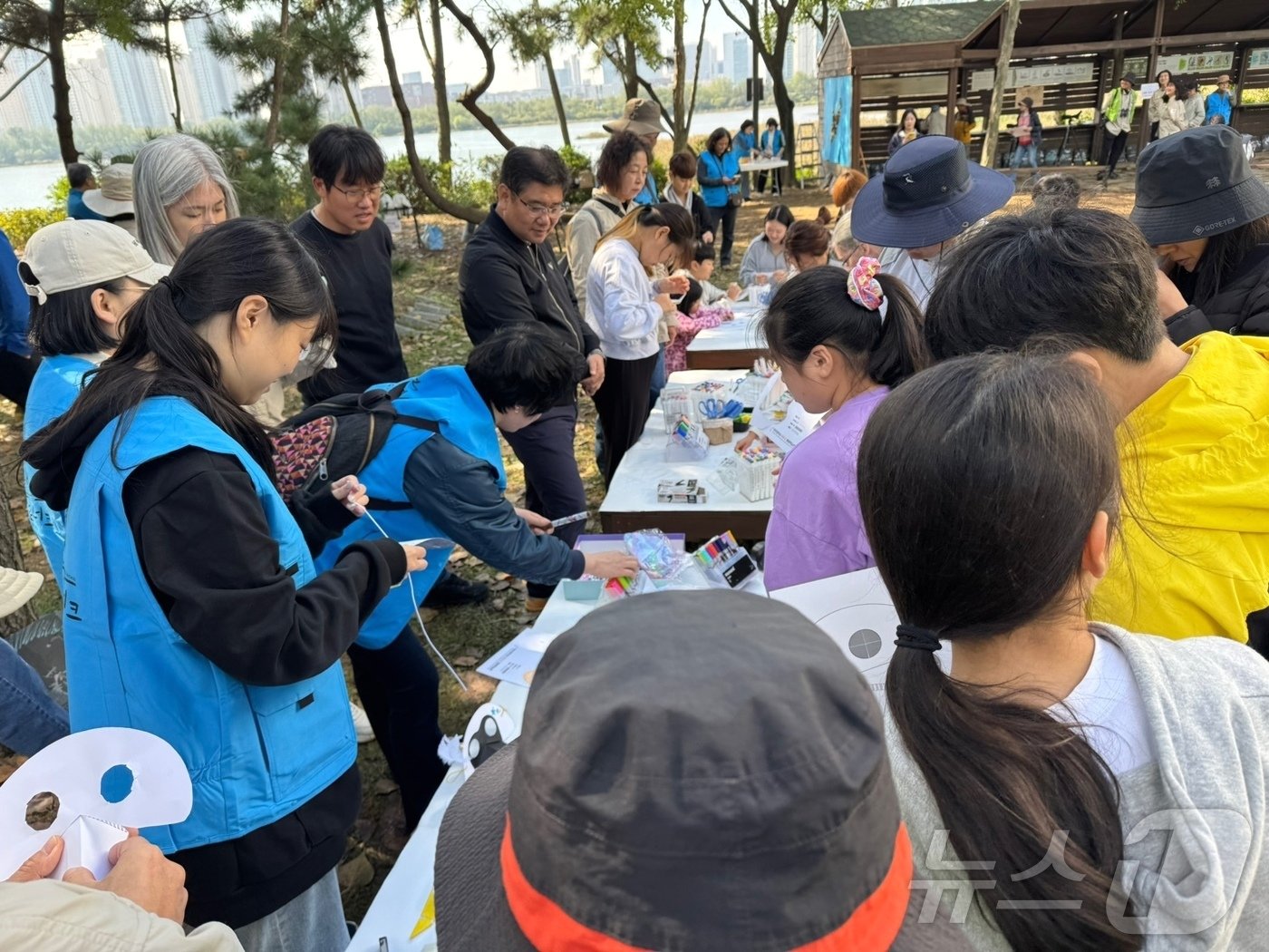 19일 인천시 남동구 남동저수지에서 열린 &#39;저어새 환송잔치&#39;에서 학생들이 저어새 보호 활동을 하고 있다.2024.10.19/뉴스1