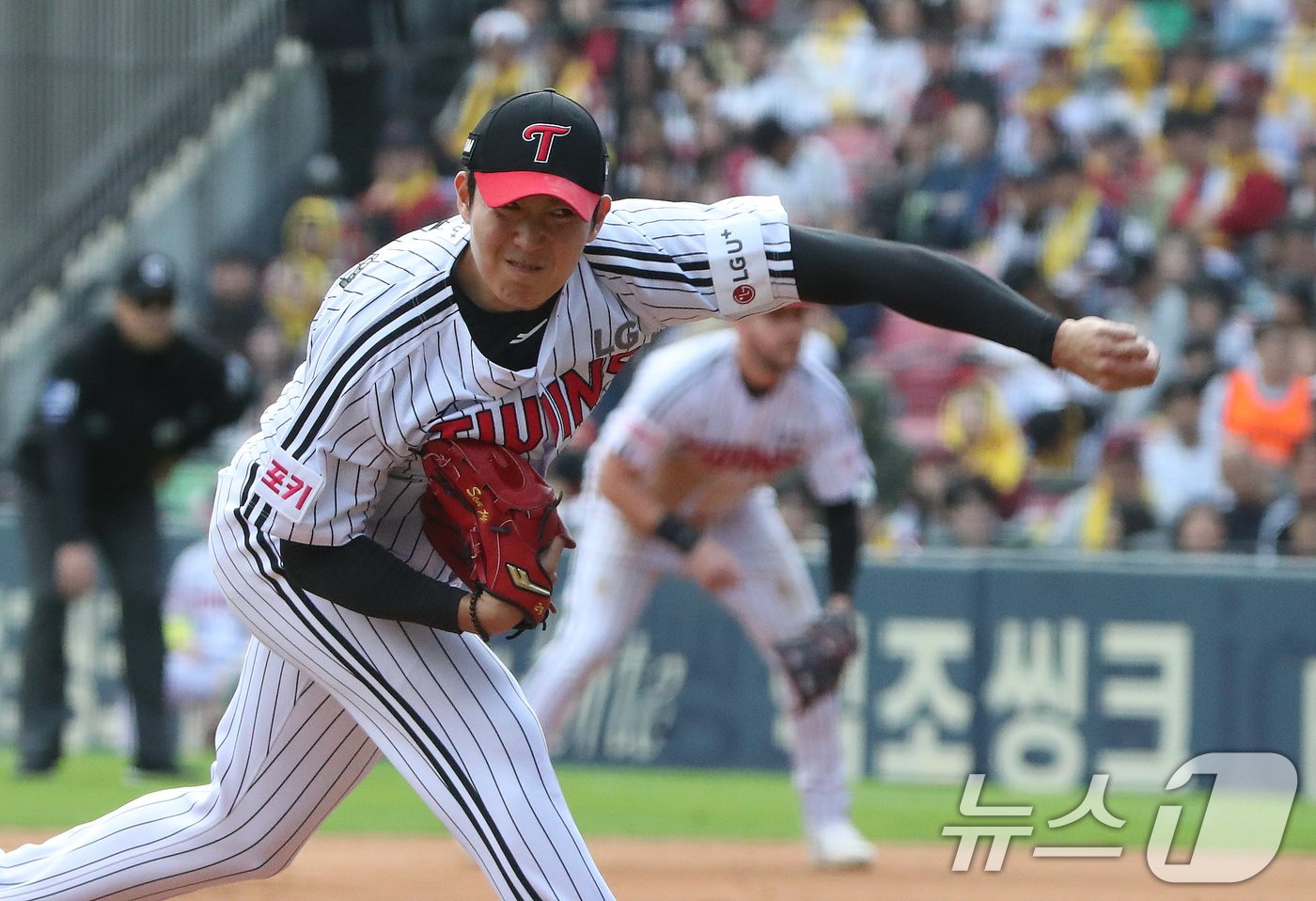 본문 이미지 - 19일 오후 서울 송파구 잠실야구장에서 열린 프로야구 '2024 신한 SOL 뱅크 KBO 포스트시즌' 플레이오프 4차전 삼성 라이온즈와 LG 트윈스의 경기에서 7회초 마운드에 오른 LG 손주영이 역투하고 있다. 2024.10.19/뉴스1 ⓒ News1 임세영 기자