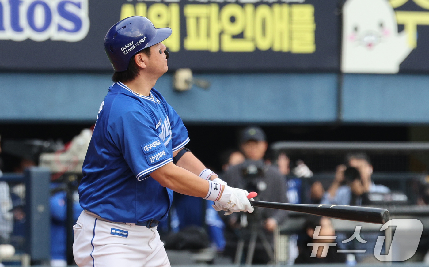 (서울=뉴스1) 장수영 기자 = 19일 오후 서울 송파구 잠실야구장에서 열린 프로야구 '2024 신한 SOL 뱅크 KBO 포스트시즌' 플레이오프 4차전 삼성 라이온즈와 LG 트윈스 …