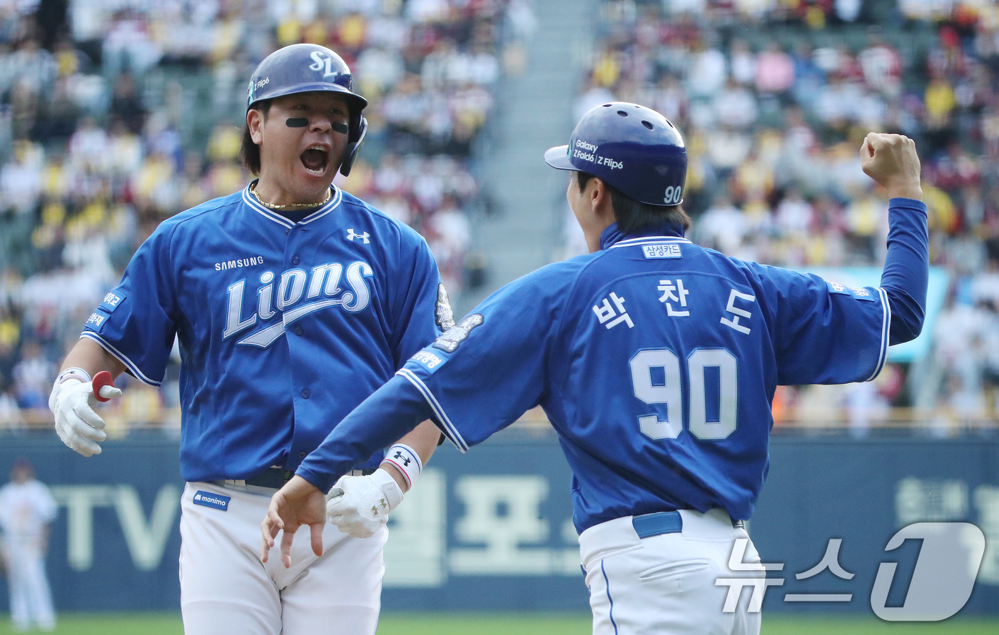 (서울=뉴스1) 임세영 기자 = 19일 오후 서울 송파구 잠실야구장에서 열린 프로야구 '2024 신한 SOL 뱅크 KBO 포스트시즌' 플레이오프 4차전 삼성 라이온즈와 LG 트윈스 …