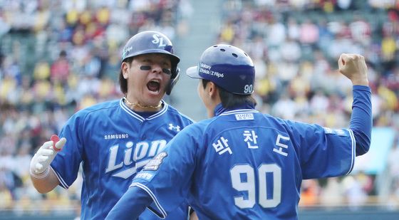 포효하는 강민호 '홈런이야'