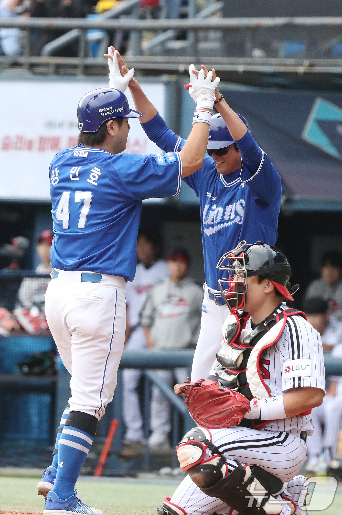 (서울=뉴스1) 임세영 기자 = 19일 오후 서울 송파구 잠실야구장에서 열린 프로야구 '2024 신한 SOL 뱅크 KBO 포스트시즌' 플레이오프 4차전 삼성 라이온즈와 LG 트윈스 …