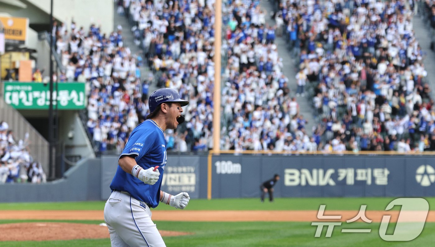 19일 오후 서울 송파구 잠실야구장에서 열린 프로야구 &#39;2024 신한 SOL 뱅크 KBO 포스트시즌&#39; 플레이오프 4차전 삼성 라이온즈와 LG 트윈스의 경기, 8회초 삼성 공격 선두타자 강민호가 선제 솔로 홈런을 친 뒤 포효하고 있다. 2024.10.19/뉴스1 ⓒ News1 장수영 기자