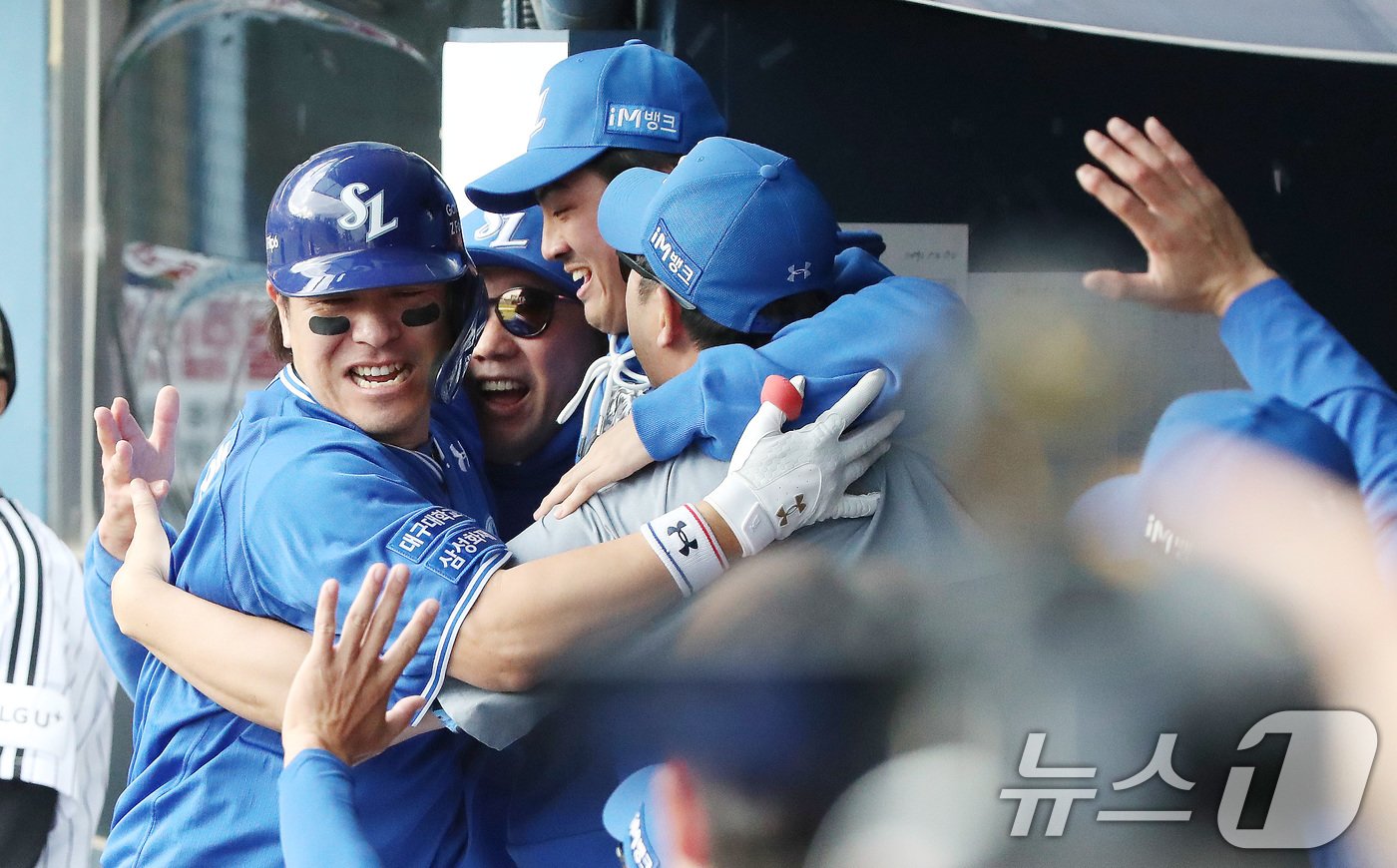 19일 오후 서울 송파구 잠실야구장에서 열린 프로야구 &#39;2024 신한 SOL 뱅크 KBO 포스트시즌&#39; 플레이오프 4차전 삼성 라이온즈와 LG 트윈스의 경기에서 8회초 무사 주자 없는 상황 삼성 강민호가 LG 손주영을 상대로 1점 홈런을 치고 들어와 더그아웃에서 박진만 감독, 구자욱과 포옹을 하고 있다. 2024.10.19/뉴스1 ⓒ News1 임세영 기자