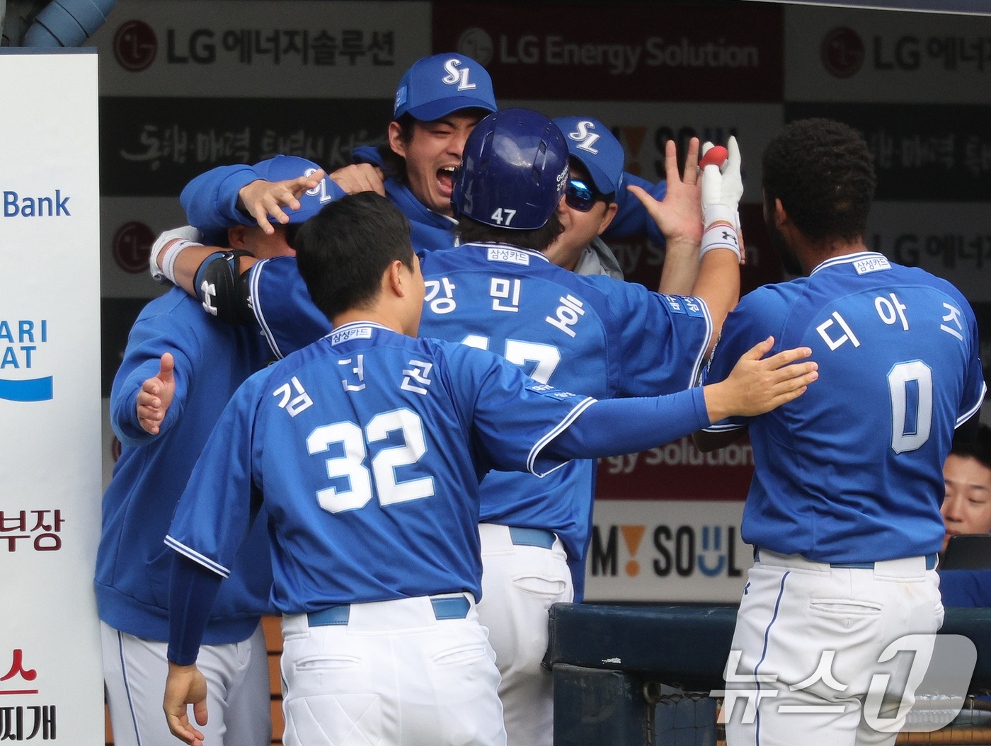 (서울=뉴스1) 장수영 기자 = 19일 오후 서울 송파구 잠실야구장에서 열린 프로야구 '2024 신한 SOL 뱅크 KBO 포스트시즌' 플레이오프 4차전 삼성 라이온즈와 LG 트윈스 …