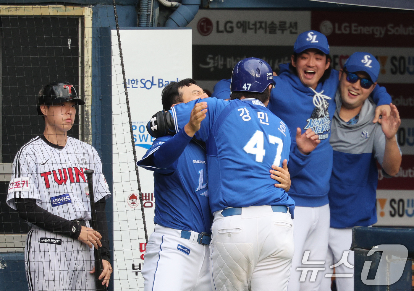 (서울=뉴스1) 장수영 기자 = 19일 오후 서울 송파구 잠실야구장에서 열린 프로야구 '2024 신한 SOL 뱅크 KBO 포스트시즌' 플레이오프 4차전 삼성 라이온즈와 LG 트윈스 …