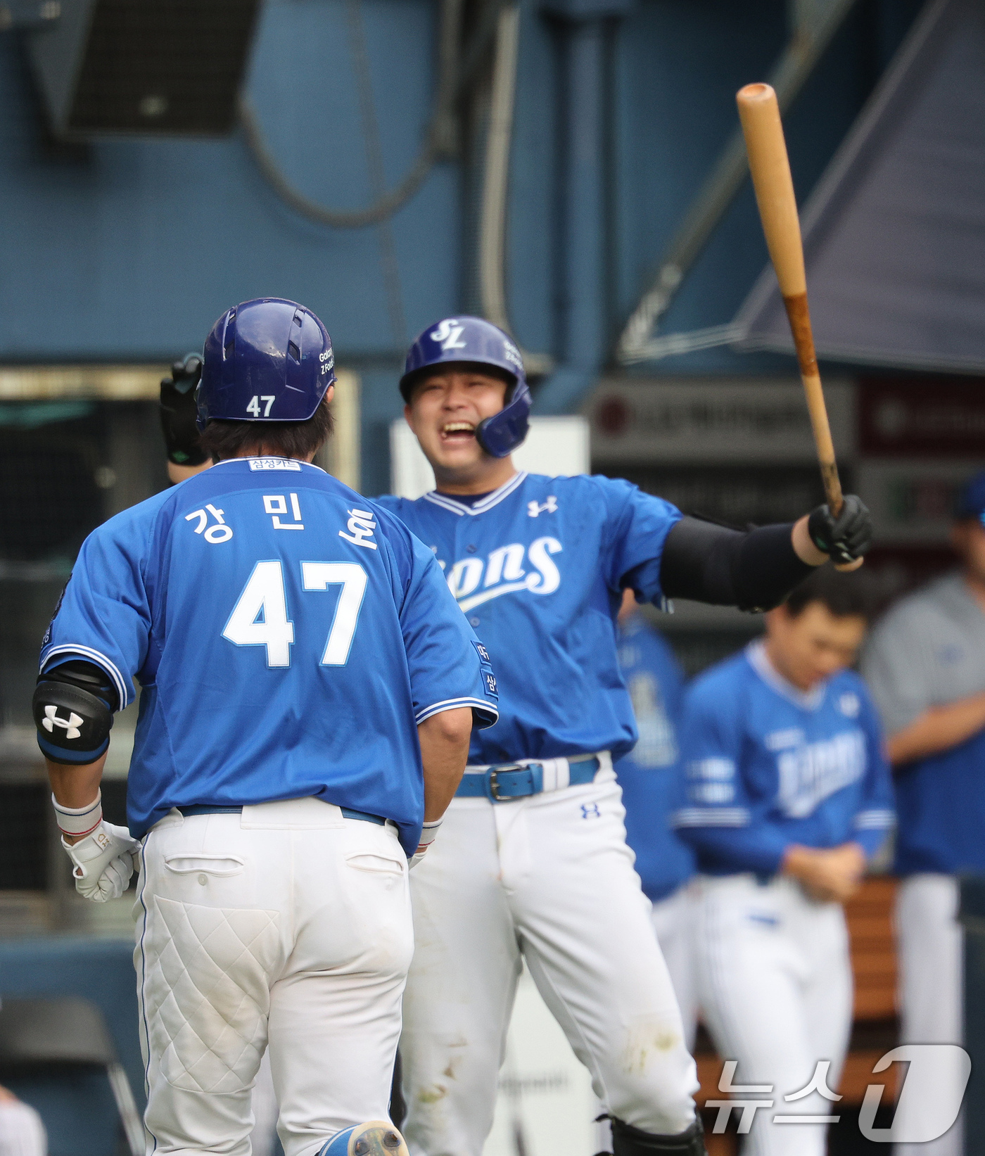 (서울=뉴스1) 장수영 기자 = 19일 오후 서울 송파구 잠실야구장에서 열린 프로야구 '2024 신한 SOL 뱅크 KBO 포스트시즌' 플레이오프 4차전 삼성 라이온즈와 LG 트윈스 …