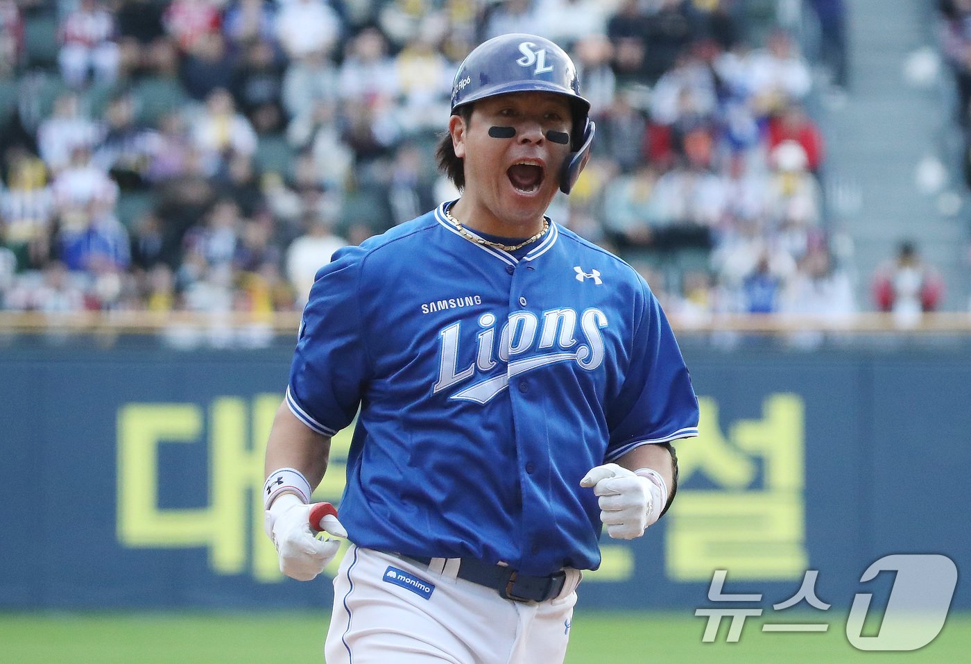 19일 오후 서울 송파구 잠실야구장에서 열린 프로야구 &#39;2024 신한 SOL 뱅크 KBO 포스트시즌&#39; 플레이오프 4차전 삼성 라이온즈와 LG 트윈스의 경기에서 8회초 무사 주자 없는 상황 삼성 강민호가 LG 손주영을 상대로 1점 홈런을 날린 뒤 환호하고 있다. 2024.10.19/뉴스1 ⓒ News1 임세영 기자