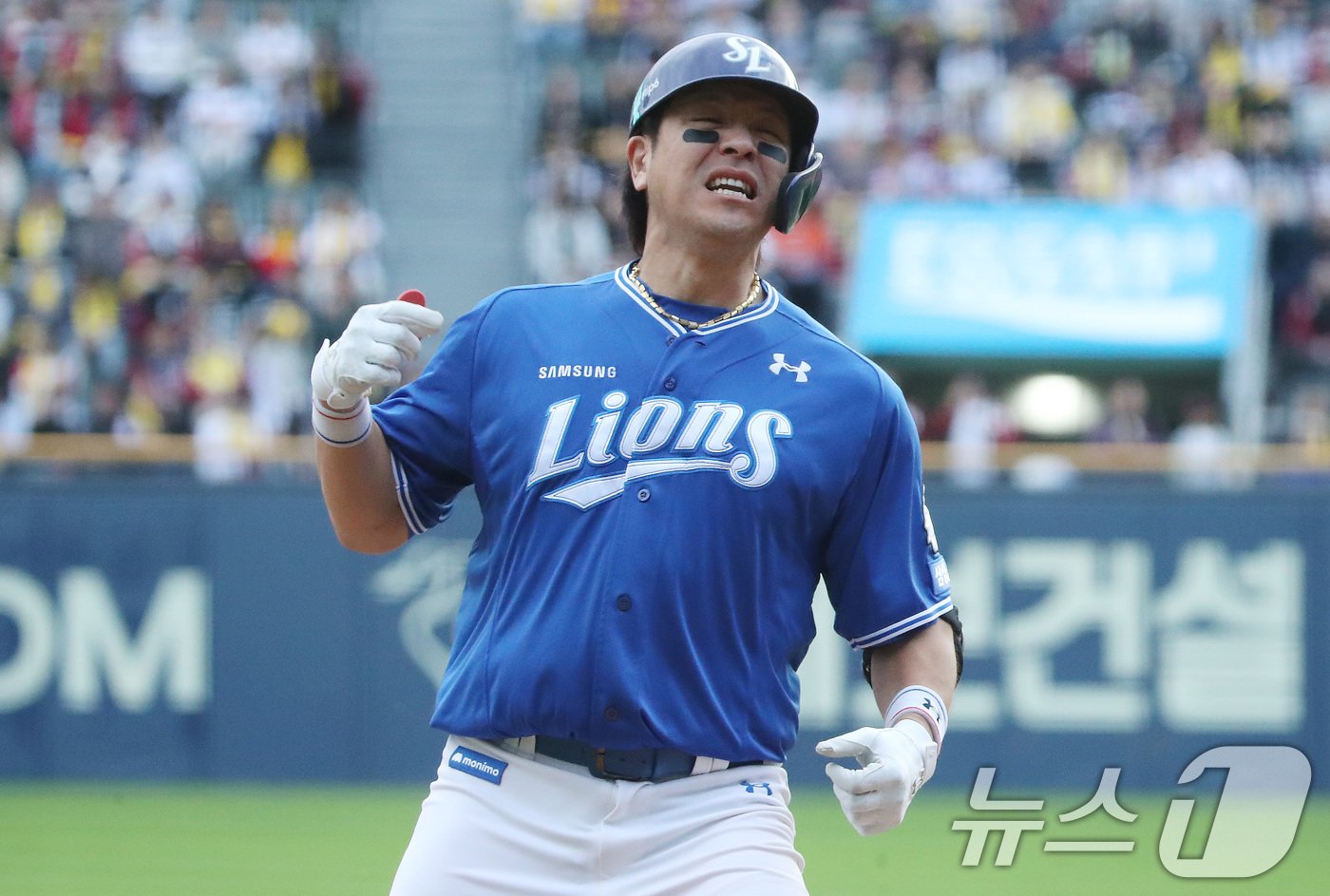 19일 오후 서울 송파구 잠실야구장에서 열린 프로야구 &#39;2024 신한 SOL 뱅크 KBO 포스트시즌&#39; 플레이오프 4차전 삼성 라이온즈와 LG 트윈스의 경기에서 8회초 무사 주자 없는 상황 삼성 강민호가 LG 손주영을 상대로 1점 홈런을 날린 뒤 환호하고 있다. 2024.10.19/뉴스1 ⓒ News1 임세영 기자