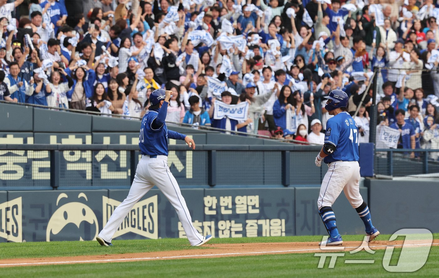 19일 오후 서울 송파구 잠실야구장에서 열린 프로야구 &#39;2024 신한 SOL 뱅크 KBO 포스트시즌&#39; 플레이오프 4차전 삼성 라이온즈와 LG 트윈스의 경기, 8회초 삼성 공격 선두타자 강민호가 선제 솔로 홈런을 친 뒤 베이스를 돌고 있다. 2024.10.19/뉴스1 ⓒ News1 장수영 기자