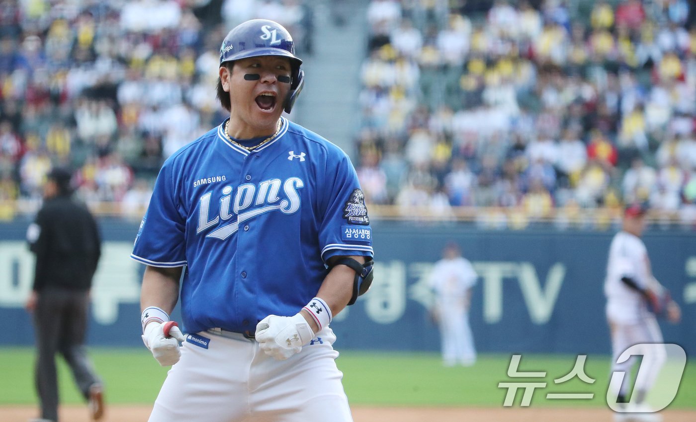 본문 이미지 - 19일 오후 서울 송파구 잠실야구장에서 열린 프로야구 '2024 신한 SOL 뱅크 KBO 포스트시즌' 플레이오프 4차전 삼성 라이온즈와 LG 트윈스의 경기에서 8회초 무사 주자 없는 상황 삼성 강민호가 LG 손주영을 상대로 1점 홈런을 날린 뒤 환호하고 있다. 2024.10.19/뉴스1 ⓒ News1 임세영 기자