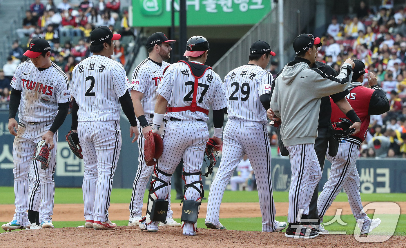 (서울=뉴스1) 임세영 기자 = 19일 오후 서울 송파구 잠실야구장에서 열린 프로야구 '2024 신한 SOL 뱅크 KBO 포스트시즌' 플레이오프 4차전 삼성 라이온즈와 LG 트윈스 …