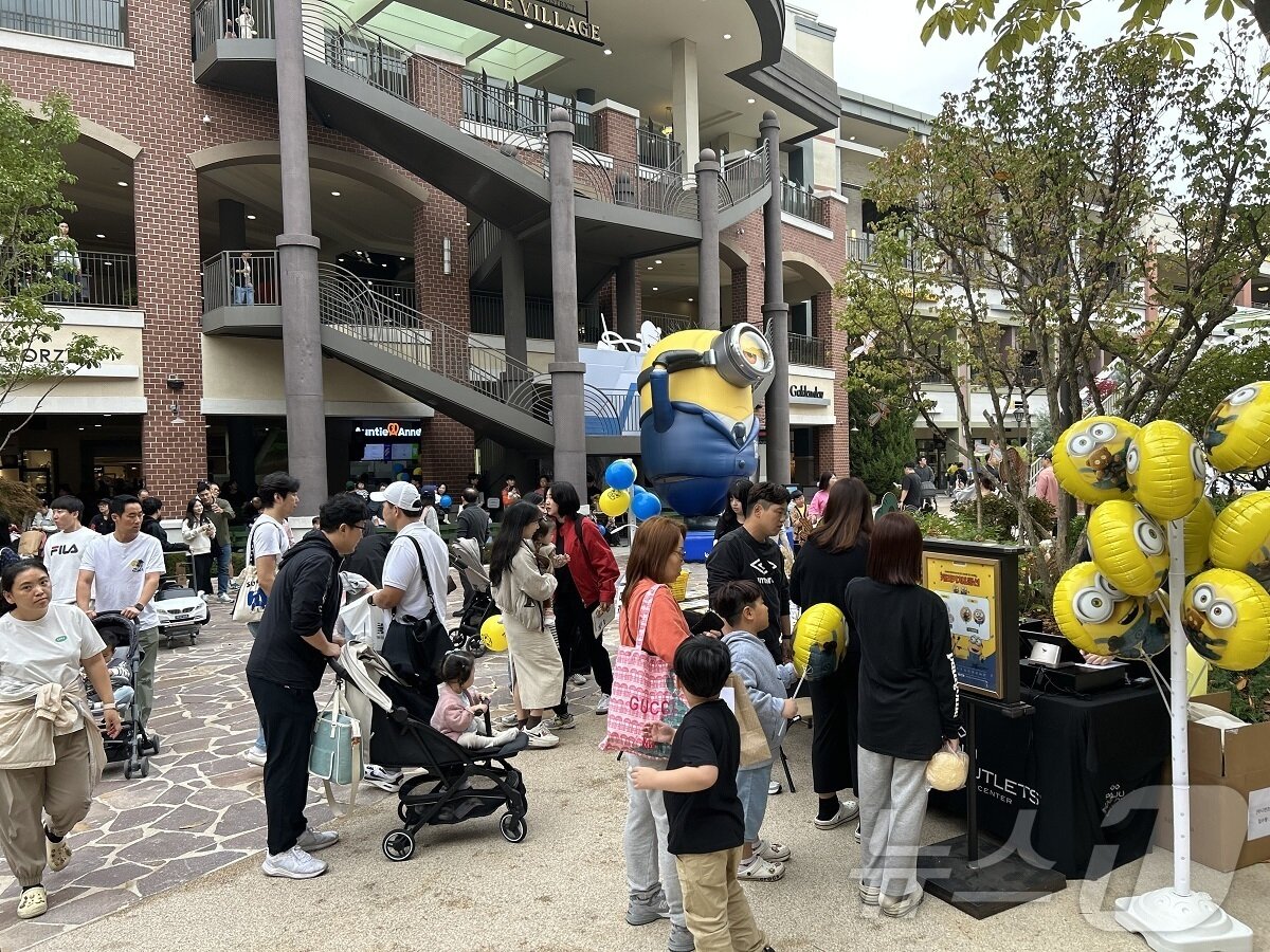 본문 이미지 - 지난해 10월 신세계 아울렛에서 고객들이 행사에 참여한 모습. (신세계사이먼 제공, 사진은 기사 내용과 직접적인 관련이 없음) 2024.10.19/뉴스1