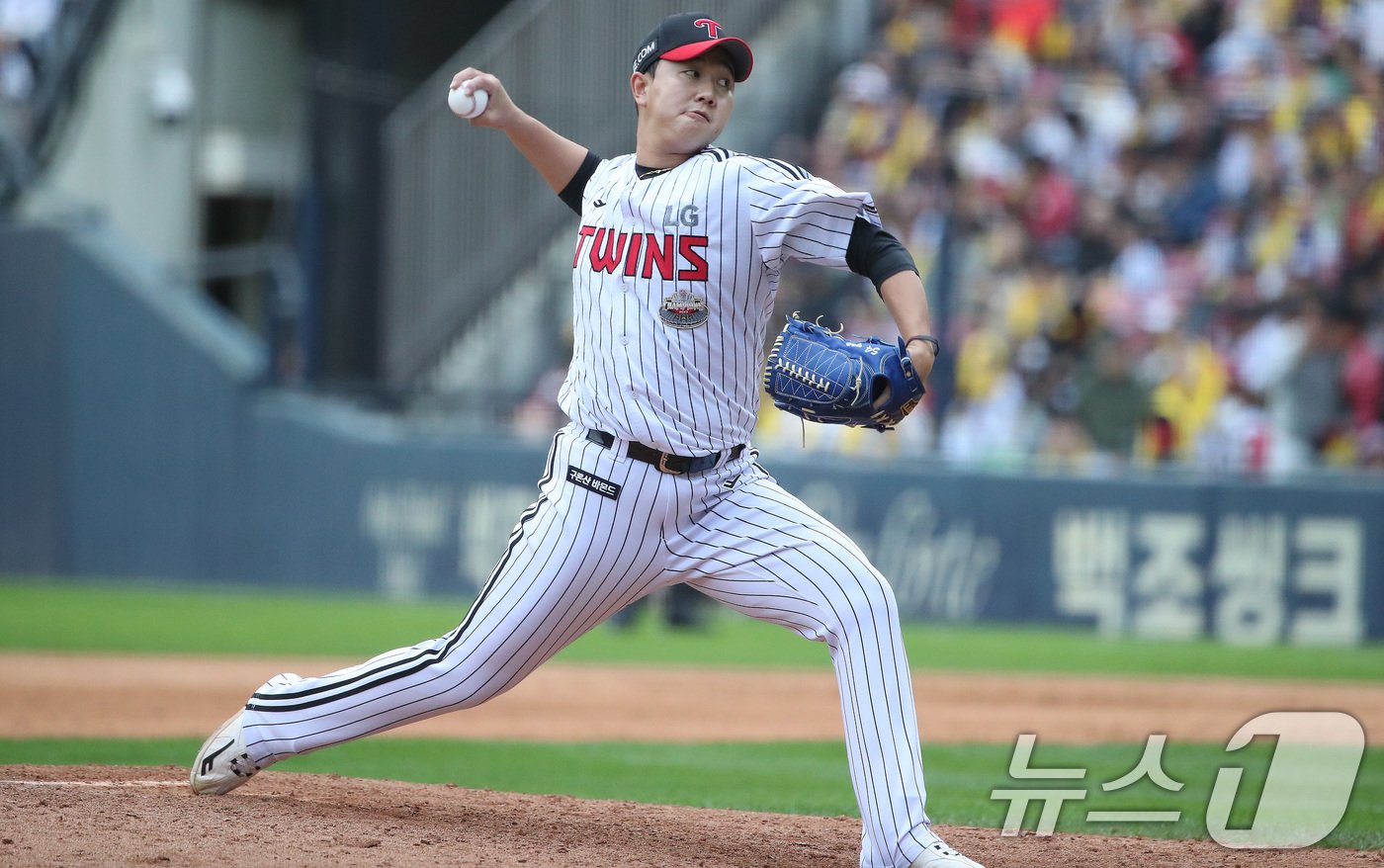 본문 이미지 - 19일 오후 서울 송파구 잠실야구장에서 열린 프로야구 '2024 신한 SOL 뱅크 KBO 포스트시즌' 플레이오프 4차전 삼성 라이온즈와 LG 트윈스의 경기에서 LG 유영찬이 역투하고 있다. 2024.10.19/뉴스1 ⓒ News1 임세영 기자