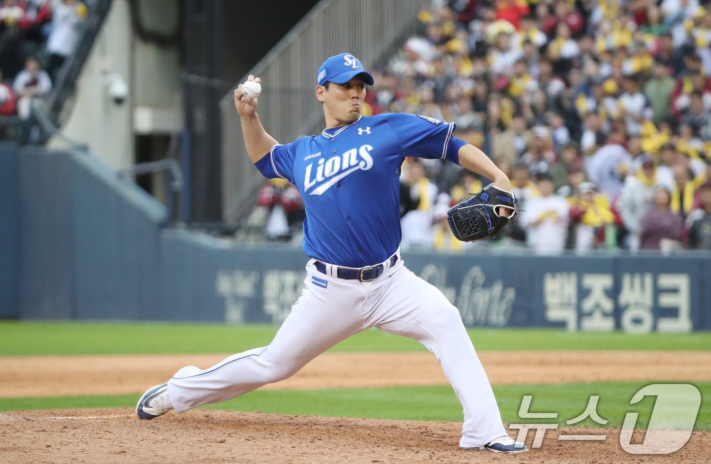 본문 이미지 - 19일 오후 서울 송파구 잠실야구장에서 열린 프로야구 '2024 신한 SOL 뱅크 KBO 포스트시즌' 플레이오프 4차전 삼성 라이온즈와 LG 트윈스의 경기에서 삼성 김재윤이 역투하고 있다. 2024.10.19/뉴스1 ⓒ News1 임세영 기자
