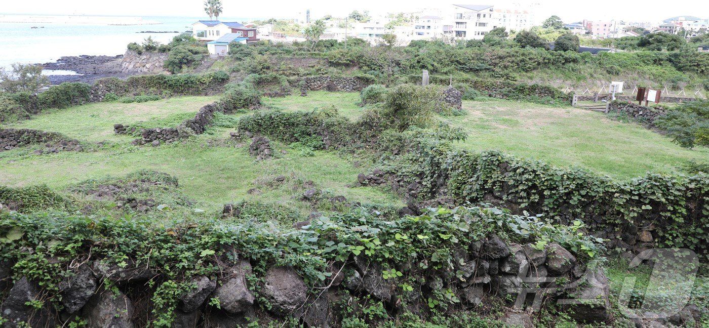 본문 이미지 - 제주시 화북1동의 &#39;잃어버린 마을&#39; 곤을동 전경. 지금도 돌담과 집터, 올레&#40;집과 마을을 연결해주는 작은 길&#41; 등 옛 모습이 남아 있다../뉴스1