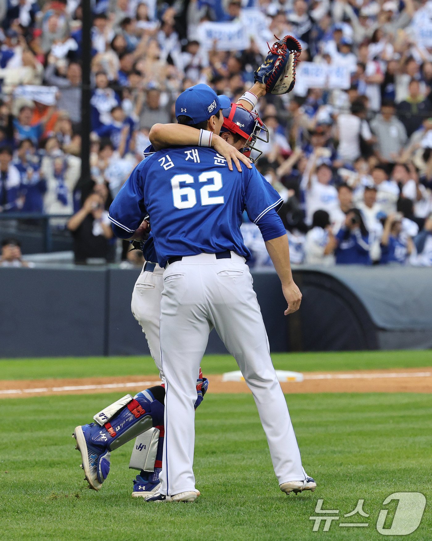 19일 오후 서울 송파구 잠실야구장에서 열린 프로야구 &#39;2024 신한 SOL 뱅크 KBO 포스트시즌&#39; 플레이오프 4차전 삼성 라이온즈와 LG 트윈스의 경기에서 삼성 강민호와 김재윤이 1대0으로 경기에 승리하자 끌어안고 기쁨을 나누고 있다. 2024.10.19/뉴스1 ⓒ News1 장수영 기자