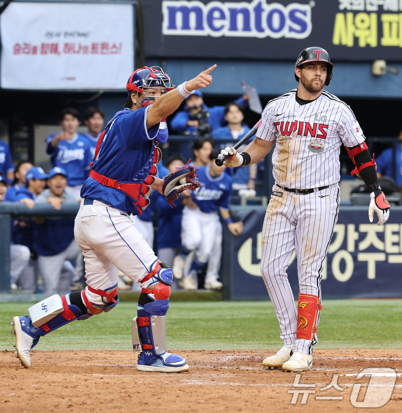 19일 오후 서울 송파구 잠실야구장에서 열린 프로야구 &#39;2024 신한 SOL 뱅크 KBO 포스트시즌&#39; 플레이오프 4차전 삼성 라이온즈와 LG 트윈스의 경기, 9회말 LG 공격 2사 주자 없는 상황에서 삼성 강민호가 오스틴의 삼진을 결정짓는 스윙 여부를 확인하고 있다. 2024.10.19/뉴스1 ⓒ News1 장수영 기자