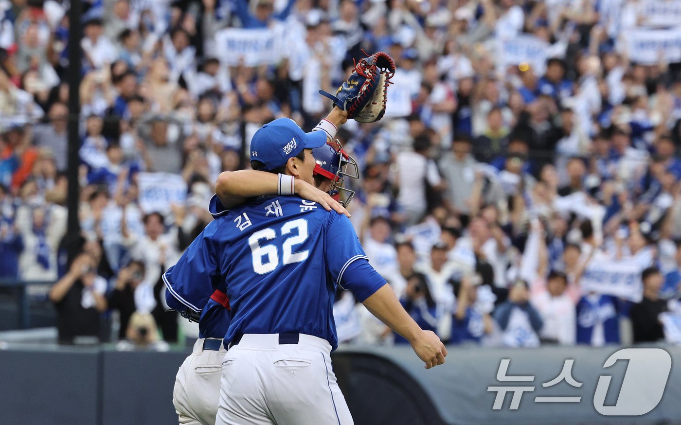 19일 오후 서울 송파구 잠실야구장에서 열린 프로야구 &#39;2024 신한 SOL 뱅크 KBO 포스트시즌&#39; 플레이오프 4차전 삼성 라이온즈와 LG 트윈스의 경기에서 삼성 강민호와 김재윤이 1대0으로 경기에 승리하자 끌어안고 기쁨을 나누고 있다. 2024.10.19/뉴스1 ⓒ News1 장수영 기자