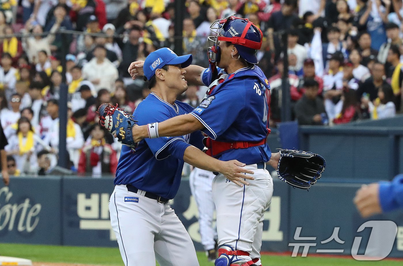 19일 오후 서울 송파구 잠실야구장에서 열린 프로야구 &#39;2024 신한 SOL 뱅크 KBO 포스트시즌&#39; 플레이오프 4차전 삼성 라이온즈와 LG 트윈스의 경기에서 승리하며 한국시리즈행을 확정한 삼성 김제윤과 강민호가 포옹을 하고 있다. 2024.10.19/뉴스1 ⓒ News1 임세영 기자