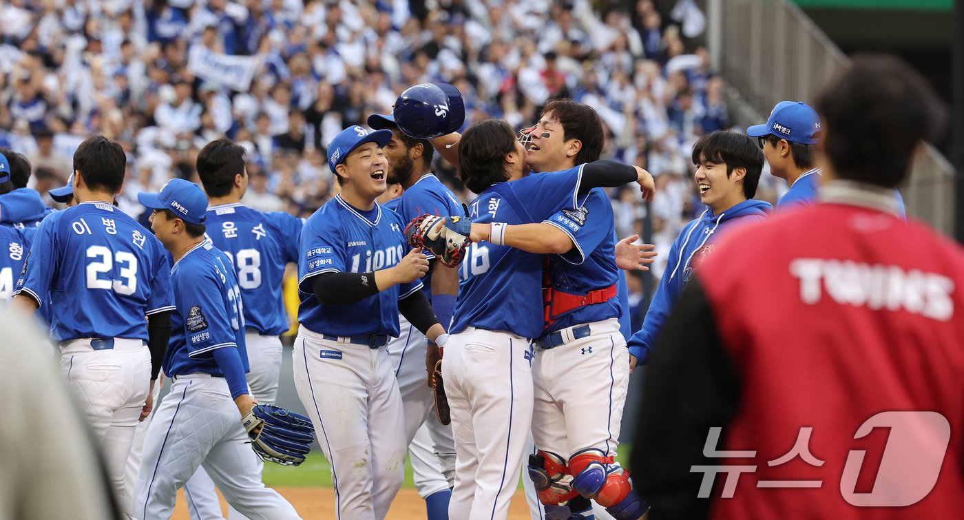 19일 오후 서울 송파구 잠실야구장에서 열린 프로야구 &#39;2024 신한 SOL 뱅크 KBO 포스트시즌&#39; 플레이오프 4차전 삼성 라이온즈와 LG 트윈스의 경기에서 승리하며 한국시리즈행을 확정한 삼성 강민호가 동료들과 기쁨을 나누고 있다. 2024.10.19/뉴스1 ⓒ News1 장수영 기자