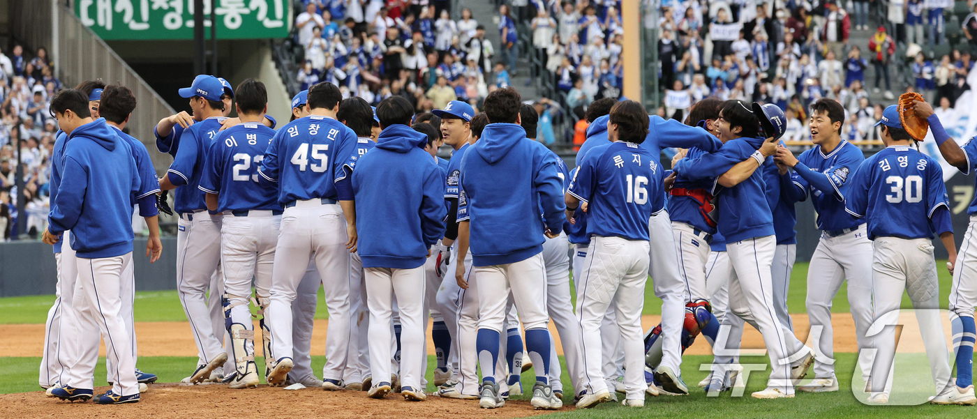 (서울=뉴스1) 장수영 기자 = 19일 오후 서울 송파구 잠실야구장에서 열린 프로야구 '2024 신한 SOL 뱅크 KBO 포스트시즌' 플레이오프 4차전 삼성 라이온즈와 LG 트윈스 …