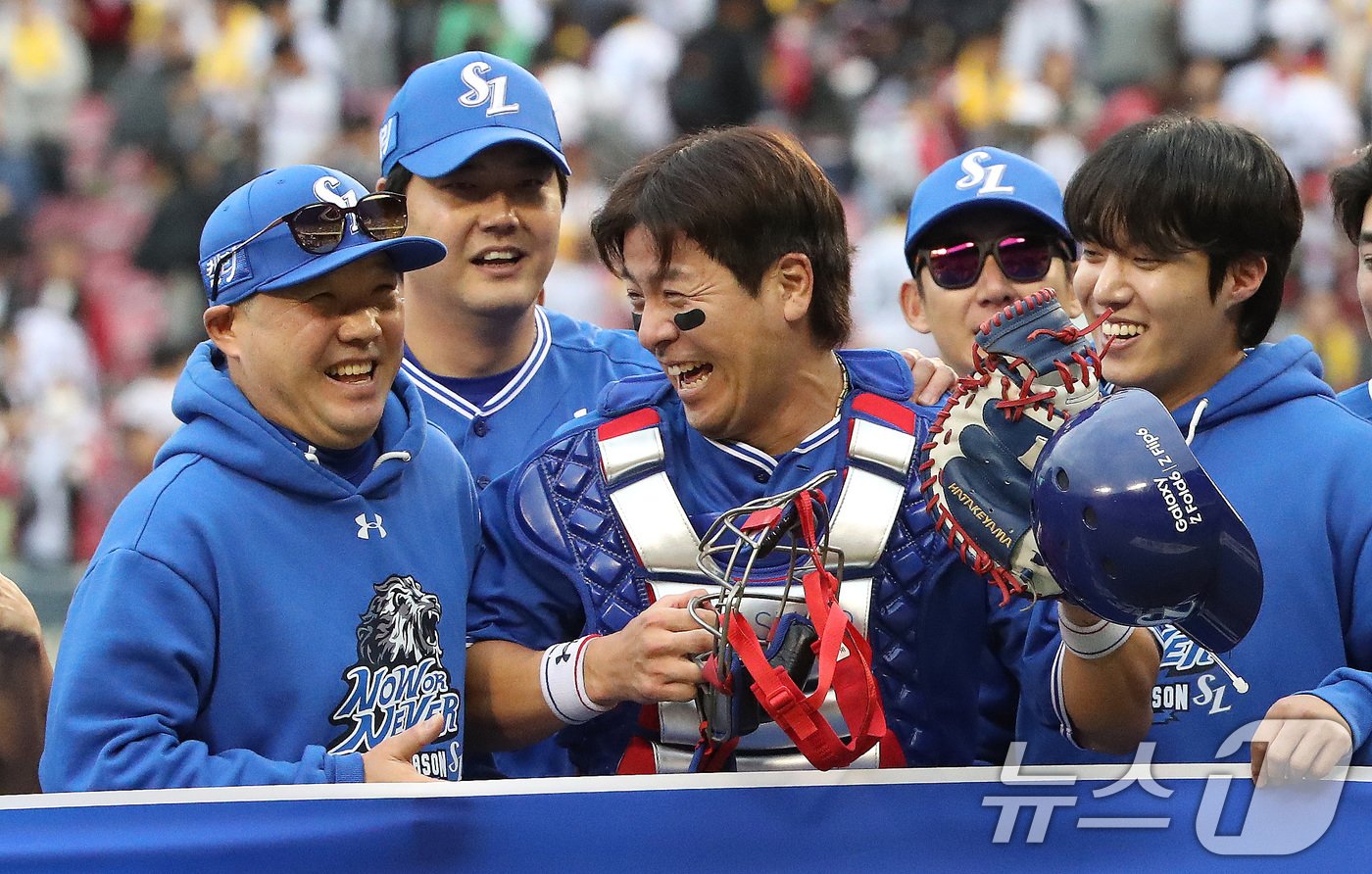 19일 오후 서울 송파구 잠실야구장에서 열린 프로야구 &#39;2024 신한 SOL 뱅크 KBO 포스트시즌&#39; 플레이오프 4차전 삼성 라이온즈와 LG 트윈스의 경기에서 승리하며 한국시리즈행을 확정한 삼성 박진만 감독과 강민호가 환하게 웃고 있다. 이날 경기는 삼성이 LG를 상대로 1-0으로 승리했다. 2024.10.19/뉴스1 ⓒ News1 임세영 기자