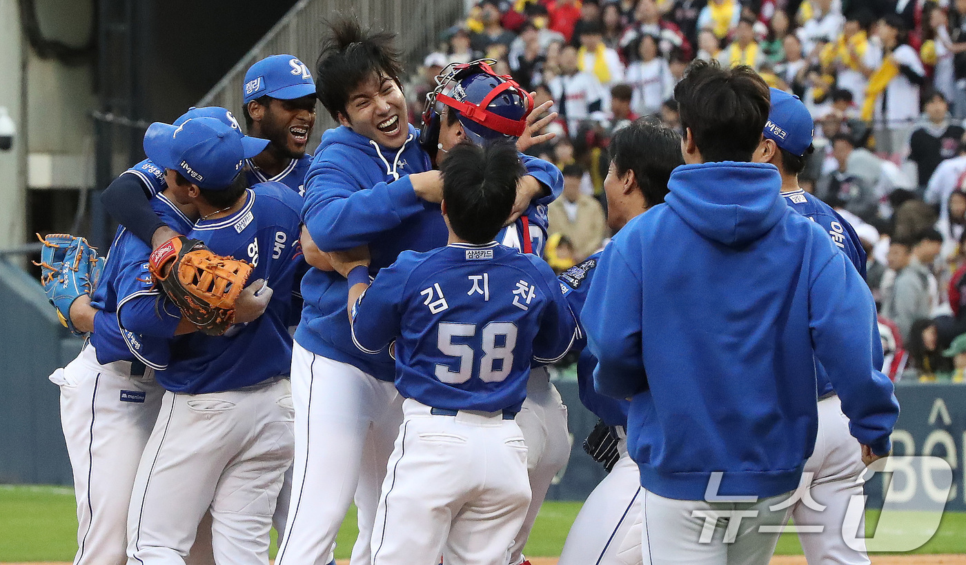 (서울=뉴스1) 임세영 기자 = 19일 오후 서울 송파구 잠실야구장에서 열린 프로야구 '2024 신한 SOL 뱅크 KBO 포스트시즌' 플레이오프 4차전 삼성 라이온즈와 LG 트윈스 …