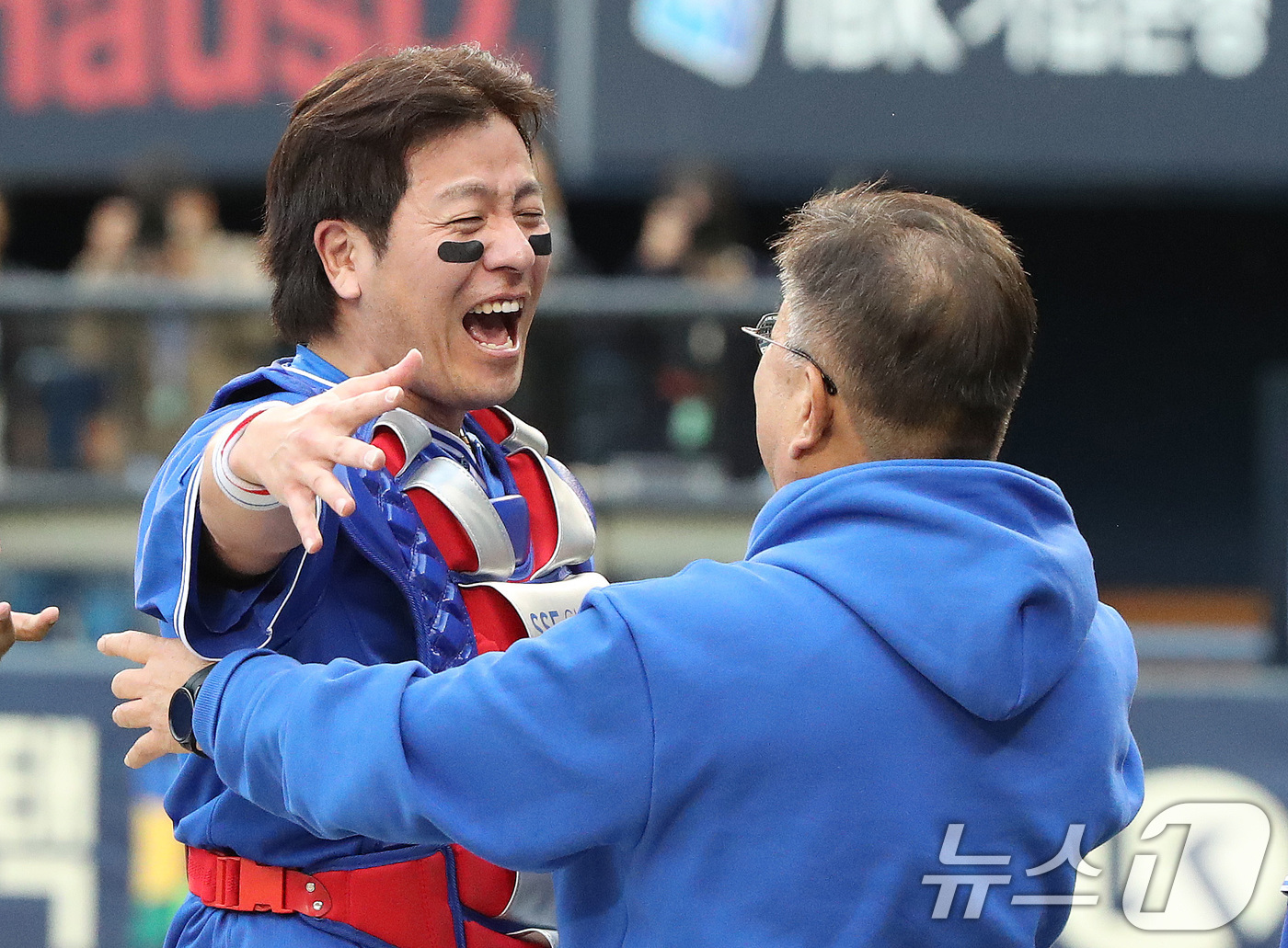 (서울=뉴스1) 임세영 기자 = 19일 오후 서울 송파구 잠실야구장에서 열린 프로야구 '2024 신한 SOL 뱅크 KBO 포스트시즌' 플레이오프 4차전 삼성 라이온즈와 LG 트윈스 …