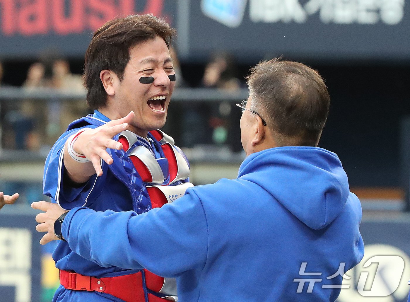 19일 오후 서울 송파구 잠실야구장에서 열린 프로야구 &#39;2024 신한 SOL 뱅크 KBO 포스트시즌&#39; 플레이오프 4차전 삼성 라이온즈와 LG 트윈스의 경기에서 승리하며 한국시리즈행이 확정된 삼성 강민호가 유정근 대표이사와 포옹을 하고 있다. 이날 경기는 삼성이 LG를 상대로 1-0으로 승리했다. 2024.10.19/뉴스1 ⓒ News1 임세영 기자