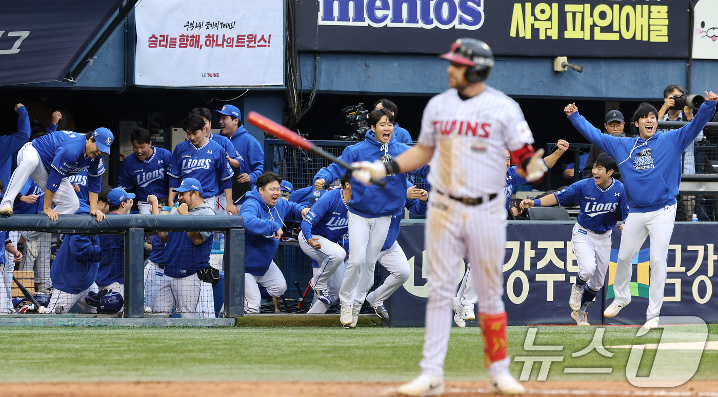 (서울=뉴스1) 장수영 기자 = 19일 오후 서울 송파구 잠실야구장에서 열린 프로야구 '2024 신한 SOL 뱅크 KBO 포스트시즌' 플레이오프 4차전 삼성 라이온즈와 LG 트윈스 …