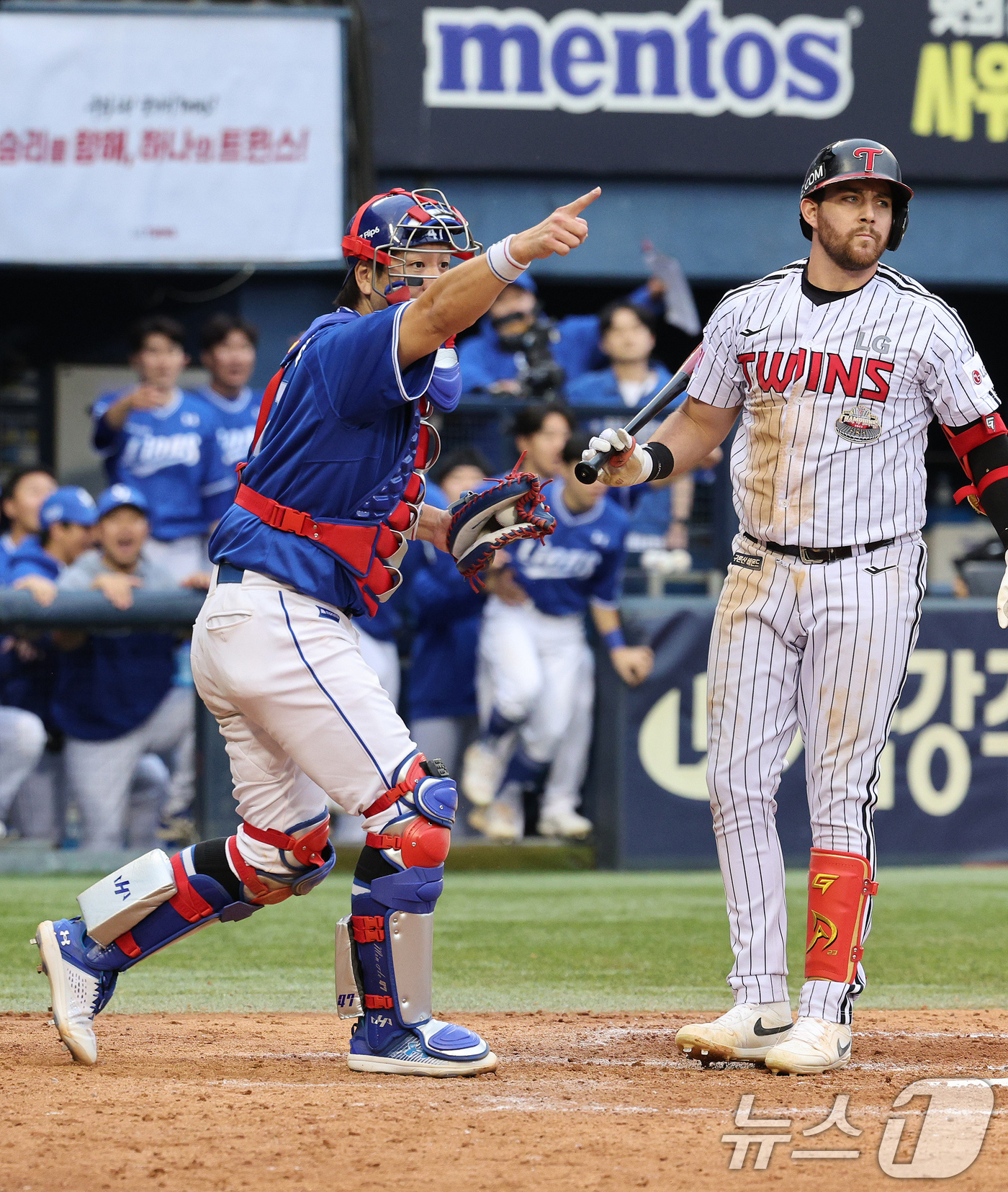 (서울=뉴스1) 장수영 기자 = 19일 오후 서울 송파구 잠실야구장에서 열린 프로야구 '2024 신한 SOL 뱅크 KBO 포스트시즌' 플레이오프 4차전 삼성 라이온즈와 LG 트윈스 …