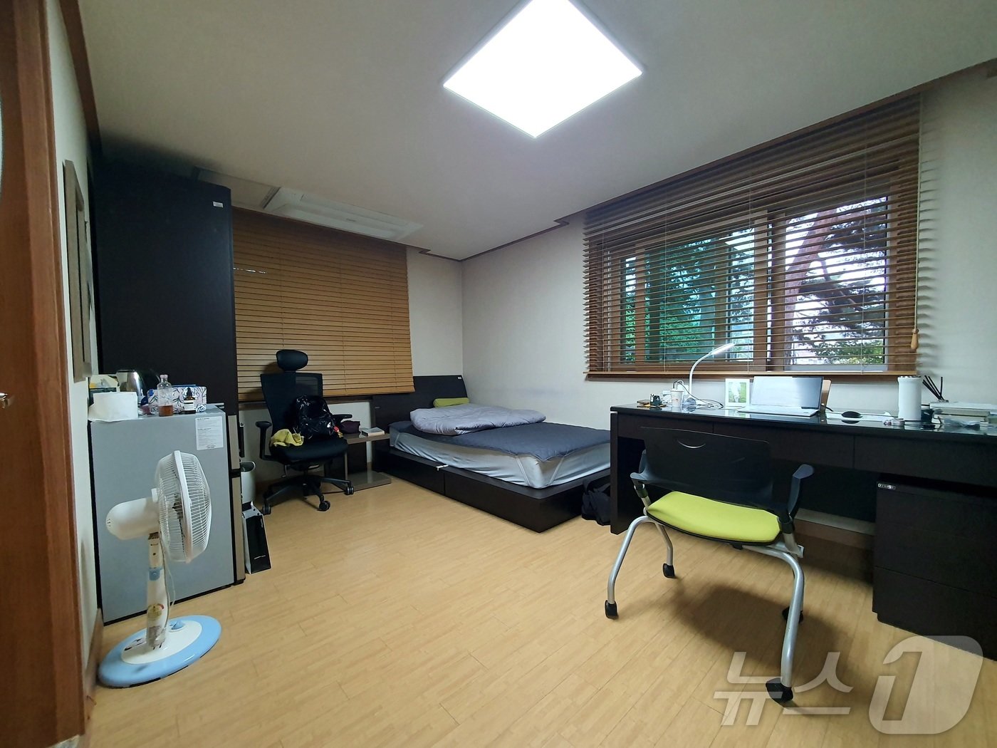 본문 이미지 - 연희문학창작촌에 거주 중인 소설가 전지영 작가의 집필실 모습 2024.10.18/뉴스1 ⓒ News1 정윤미 기자