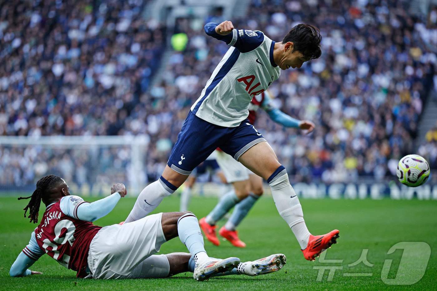 본문 이미지 - 토트넘에서 뛰는 손흥민(오른쪽)ⓒ AFP=뉴스1 ⓒ News1 박정호 기자