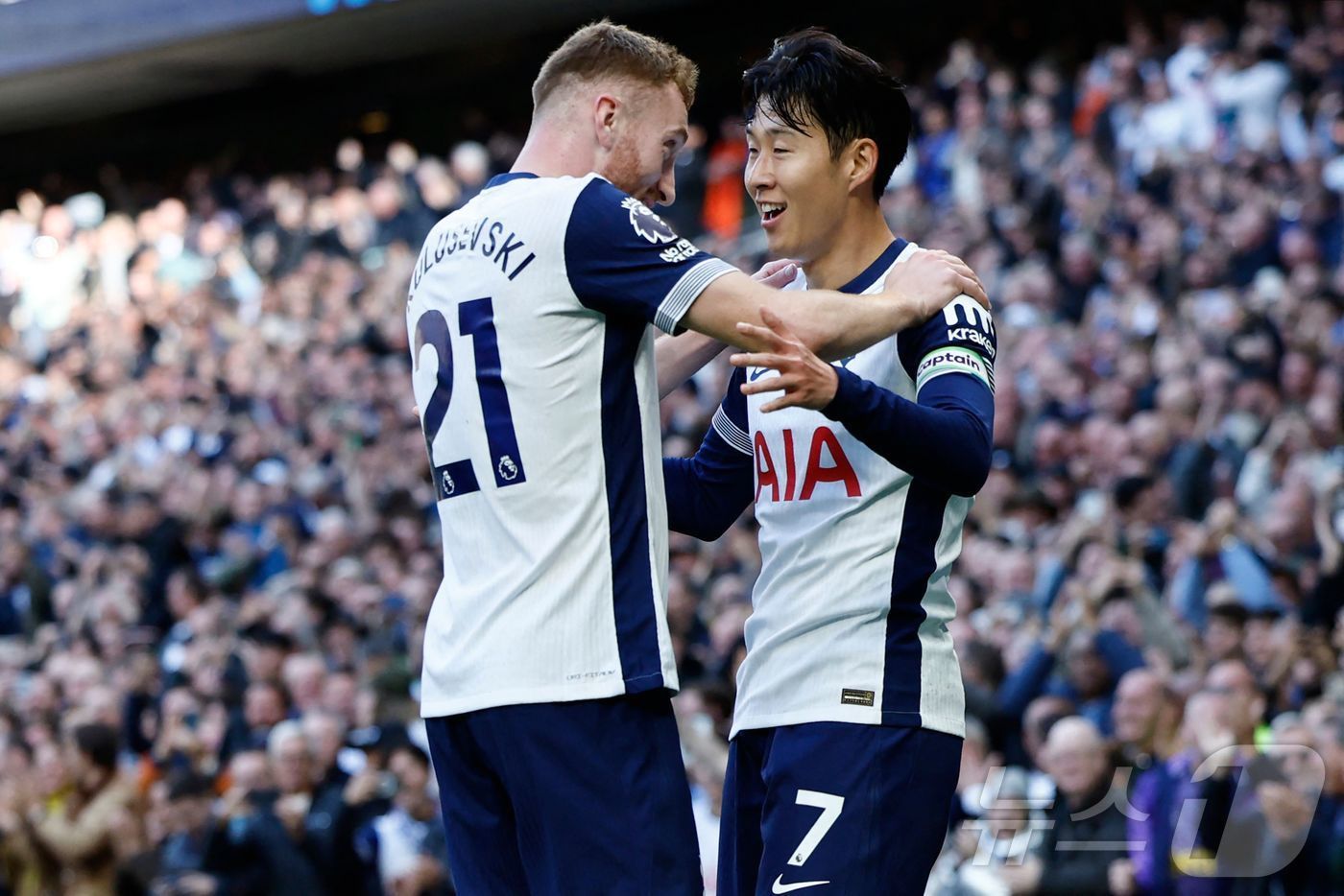 본문 이미지 - 토트넘 홋스퍼의 손흥민&#40;오른쪽&#41; ⓒ AFP=뉴스1
