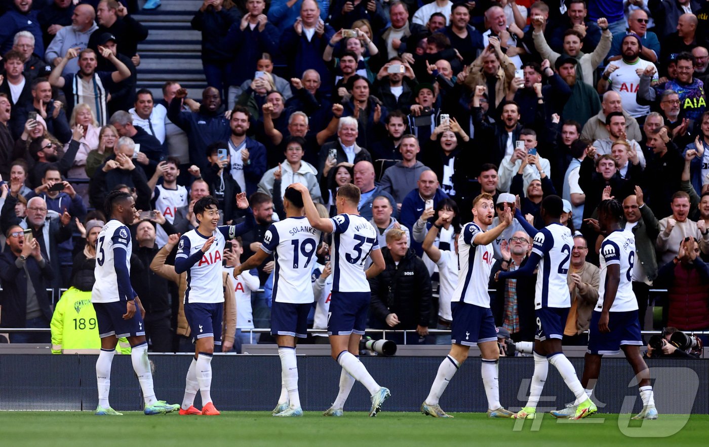 본문 이미지 - 득점 후 기뻐하는 토트넘 선수들 ⓒ 로이터=뉴스1