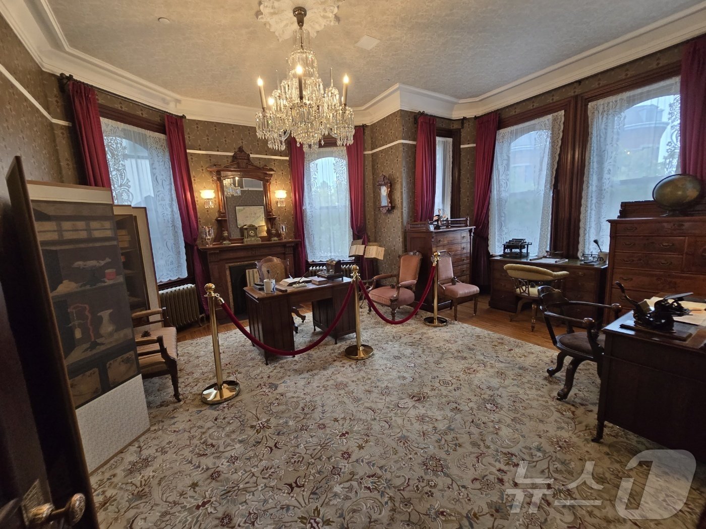 본문 이미지 - 미국 워싱턴DC 소재 '옛 대한제국공사관'(Old Korean Legation) 2층에 복원된 사무실.