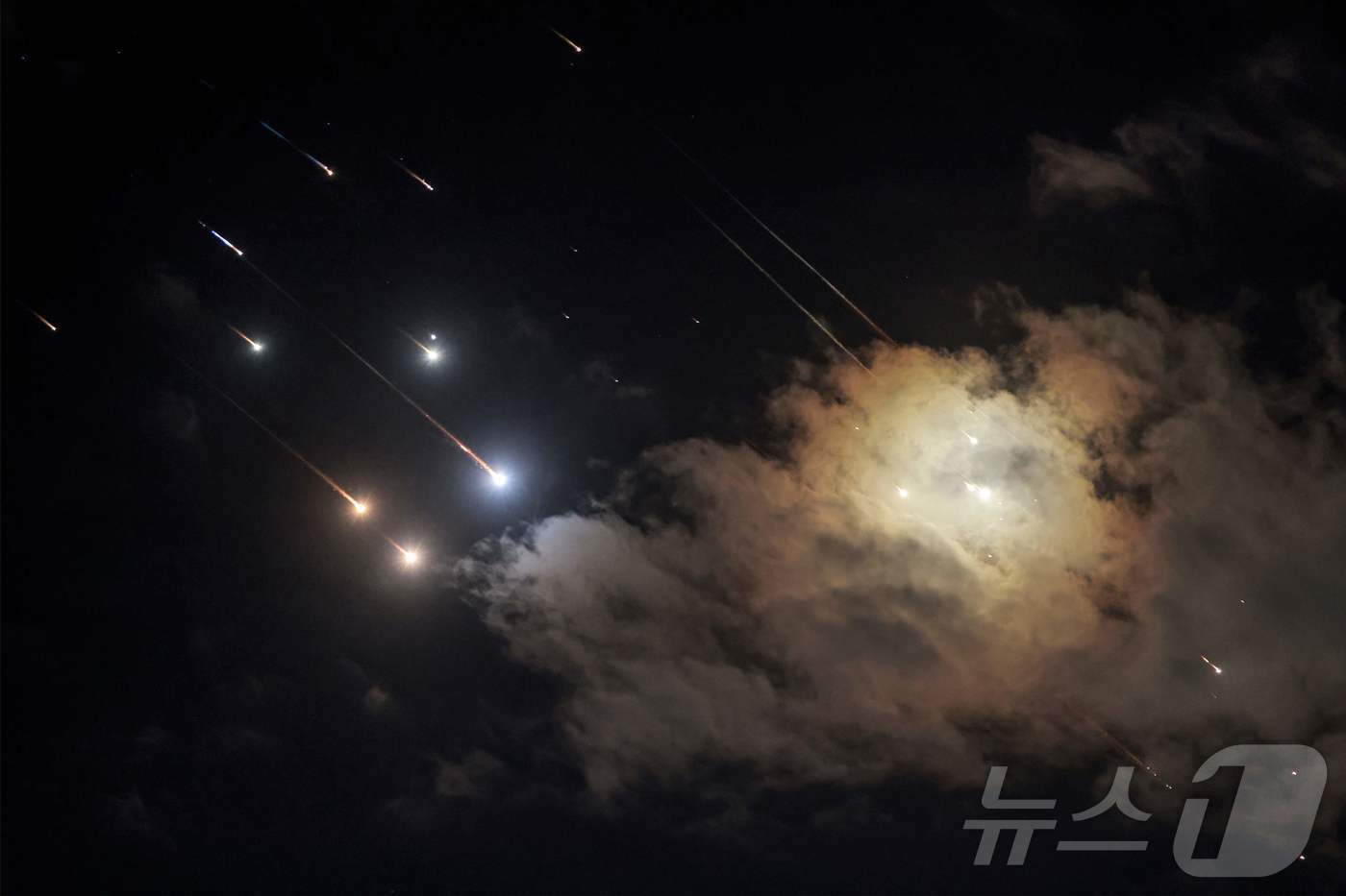 본문 이미지 - 1일(현지시간) 이스라엘 예루살렘 상공에서 발사체가 요격되면서 섬광이 번쩍이고 있다. ⓒ AFP=뉴스1 ⓒ News1 류정민 특파원