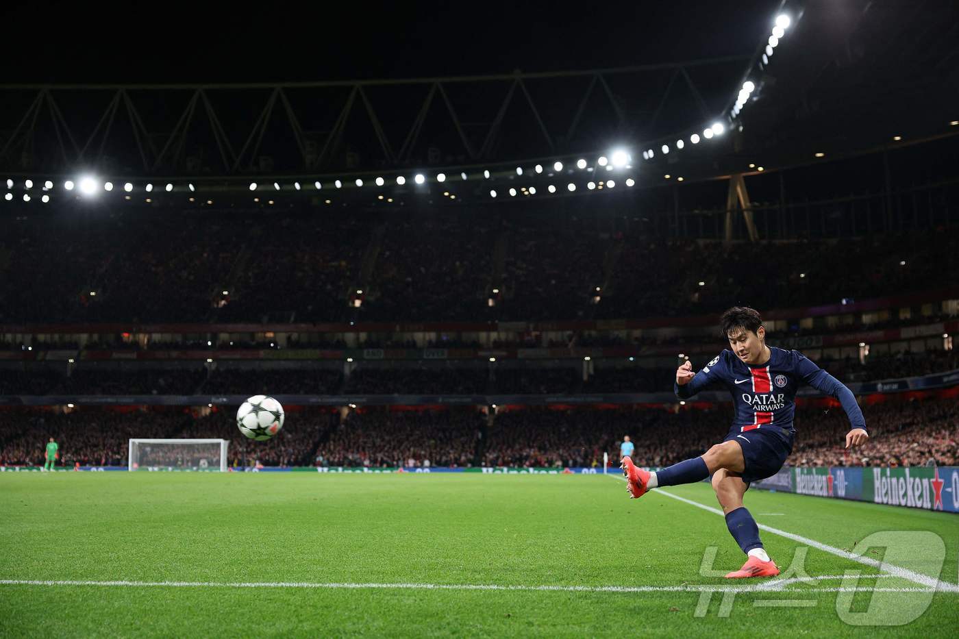 (AFP=뉴스1) 김진환 기자 = 파리생제르맹(PSG) 이강인이 2일(한국시간) 잉글랜드 런던의 에미레이트 스타디움에서 열린 2024-25시즌 유럽축구연맹(UEFA) 챔피언스리그( …