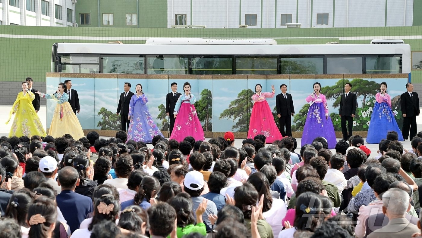 본문 이미지 - (평양 노동신문=뉴스1) = 북한 노동당 기관지 노동신문은 2일 '국제노인의 날'을 맞아 "수도 평양을 비롯한 각지에서는 연로자들을 위한 축하 공연과 체육유희경기들, 급양 및 편의봉사 단위들의 특색있는 봉사로 흥성였다＂라고 보도했다. [국내에서만 사용가능. 재배포 금지. DB 금지. For Use Only in the Republic of Korea. Redistribution Prohibited] rodongphoto@news1.kr