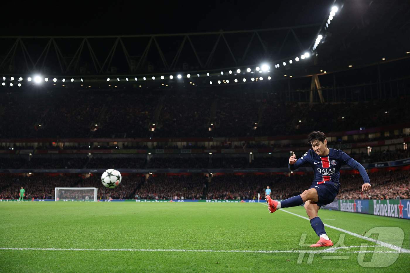 본문 이미지 - PSG 이강인(왼쪽)이 2일(한국시간) 열린 2024-25 UEFA 챔피언스리그 아스널과 경기에서 코너킥을 차고 있다. ⓒ AFP=뉴스1