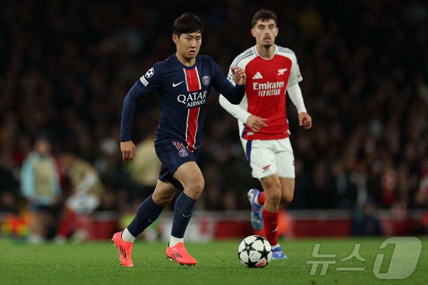 (AFP=뉴스1) 김진환 기자 = 파리생제르맹(PSG) 이강인이 2일(한국시간) 잉글랜드 런던의 에미레이트 스타디움에서 열린 2024-25시즌 유럽축구연맹(UEFA) 챔피언스리그( …