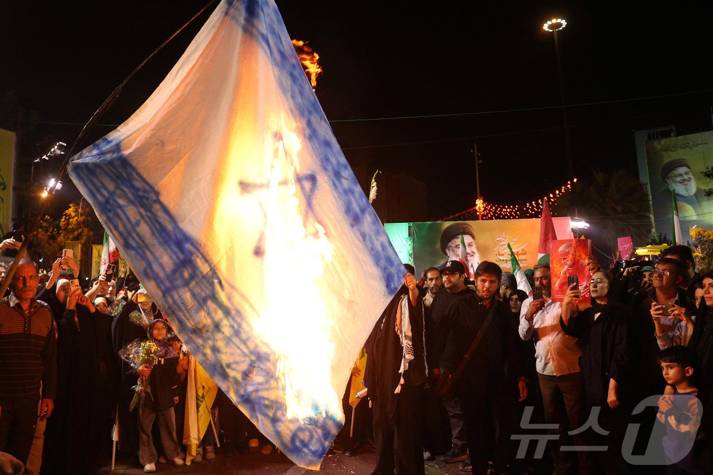 본문 이미지 - 지난 10월 1일(현지시간) 이란 테헤란에서 이란인들이 이스라엘에 대한 탄도미사일 공격 소식이 전해진 후 광장에 모여 이스라엘 국기를 불태우고 있다. ⓒ 로이터=뉴스1 ⓒ News1 류정민 특파원