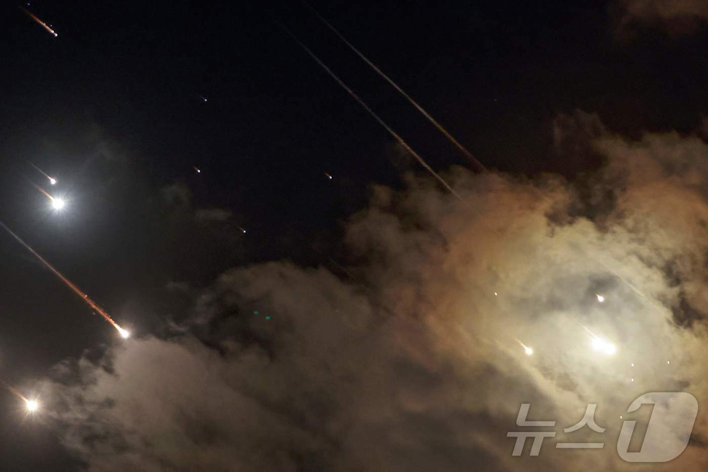 본문 이미지 - 이스라엘 예루살렘 상공에서 하마스 수장 이스마일 하니예, 헤즈볼라 수장 하산 나스랄라 등의 암살에 대한 보복으로 이란에서 발사한 미사일이 이스라엘 방공망 아이언돔에 요격되고 있다. ⓒ AFP=뉴스1 ⓒ News1 우동명 기자