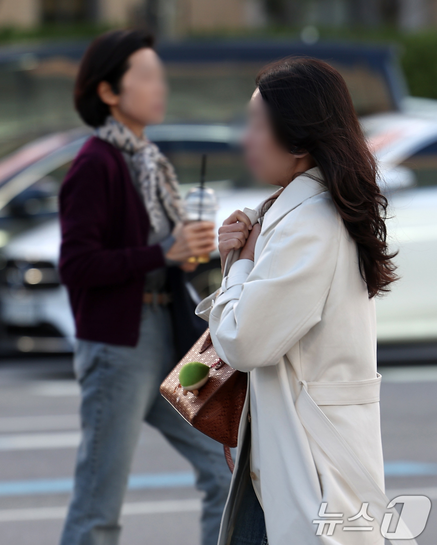 (서울=뉴스1) 김성진 기자 = 서울 아침 기온이 10도로 떨어져 쌀쌀한 날씨를 보인 2일 오전 서울 종로구 광화문네거리에서 시민들이 몸을 웅크린 채 출근길을 서두르고 있다. 20 …