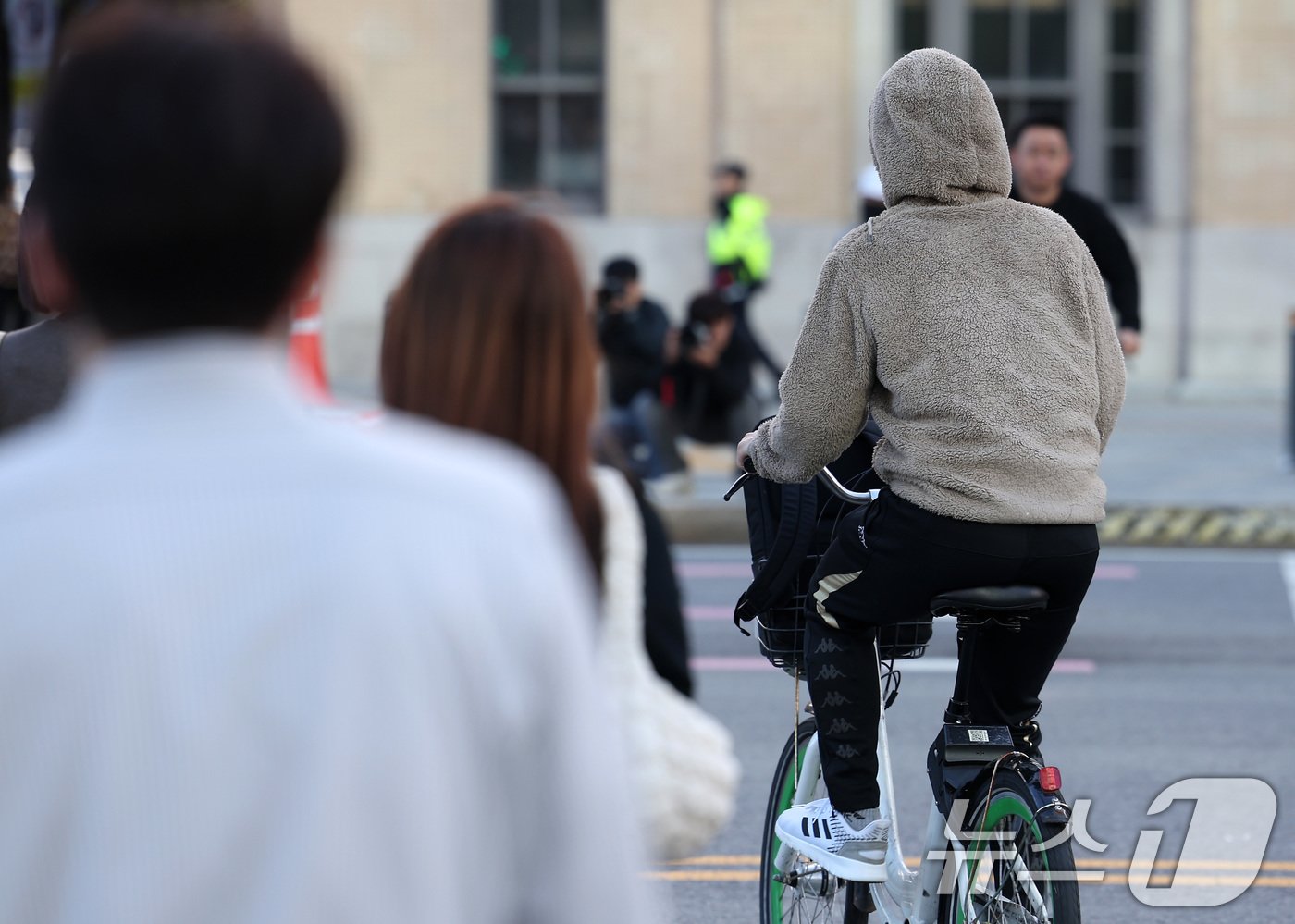 서울 아침 기온이 10도로 떨어져 쌀쌀한 날씨를 보인 2일 오전 서울 종로구 광화문네거리에서 시민들이 두꺼운 외투를 입은 채 출근길을 서두르고 있다. 2024.10.2/뉴스1 ⓒ News1 김성진 기자